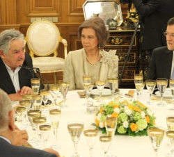 El Presidente Mujica pronuncia su discurso, junto a Su Majestad la Reina y el presidente del Gobierno, Mariano Rajoy